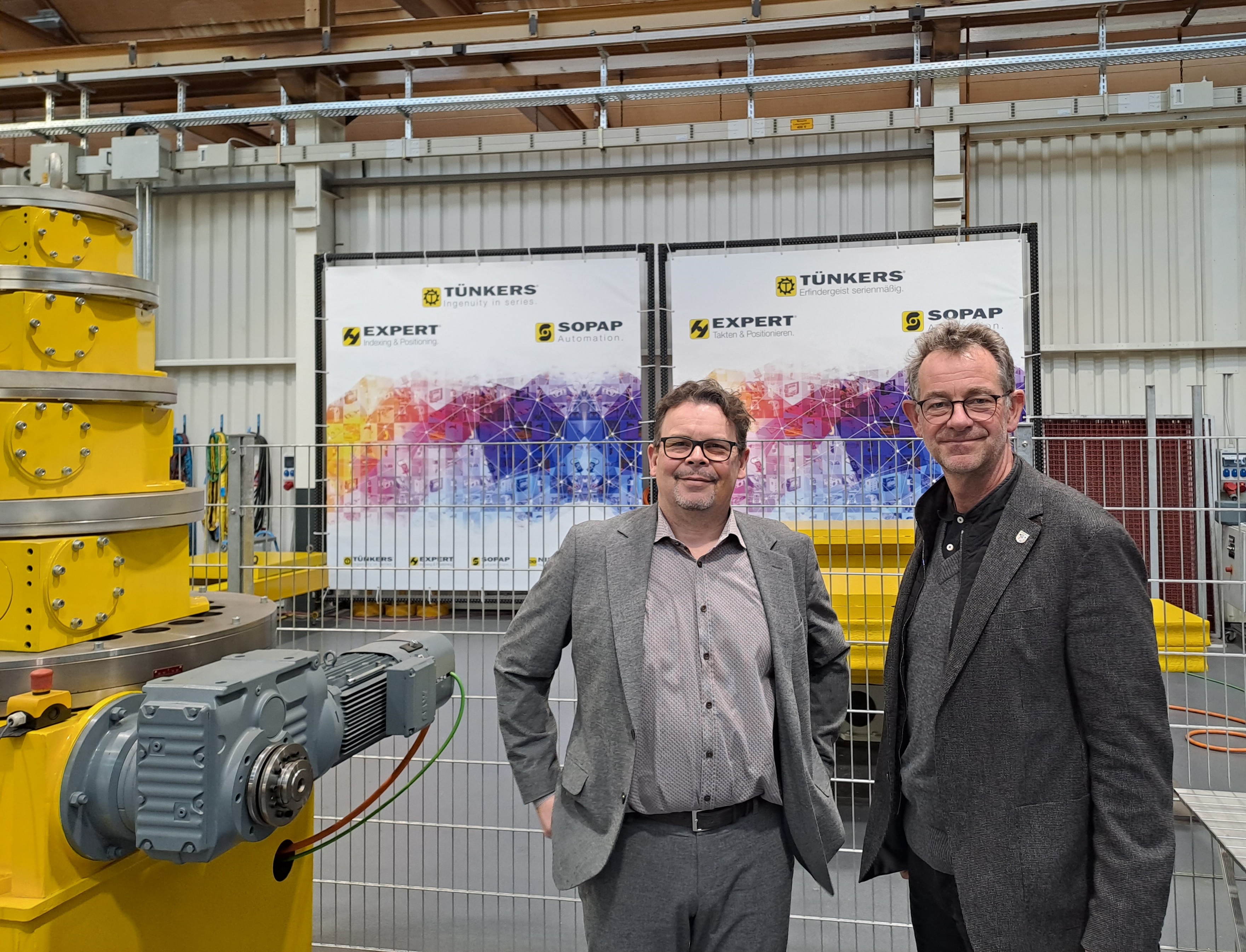 Prokurist Christian Heyer (links) empfing Bürgermeister Christian Schönung (rechts) und die EGL zum Unternehmensbesuch 
