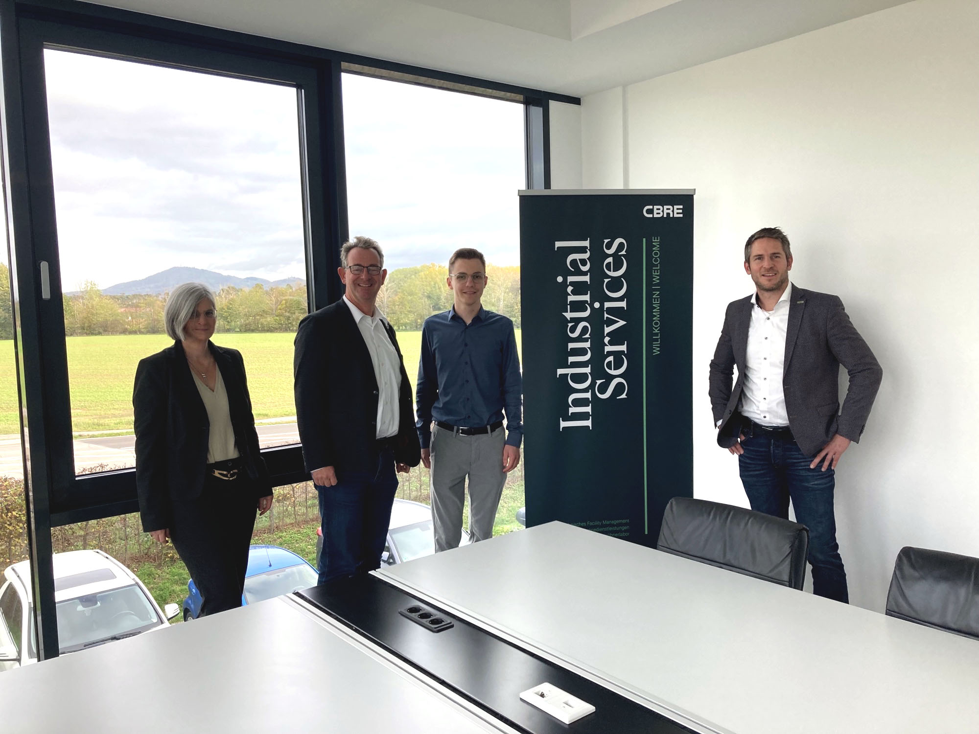 ürgermeister Christian Schönung und die Entwicklungsgesellschaft besuchen die CBRE GWS Industrial Services GmbH, die seit Anfang dieses Jahres im Lorscher Gewerbegebiet „Im Daubhart“ sitzt. (v.l.n.r. Petra Dorner-Wiehe (CBRE), Bürgermeister Christian Schönung, Tim Rückert (Entwicklungsgesellschaft Lorsch) und Christian Gmyrek (CBRE))
